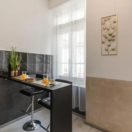 Rita's Design In Downtown Apartment